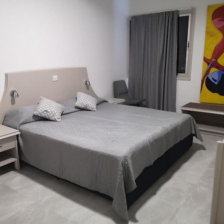 Sun Hall Beach Hotel Apartments Larnaca Esterno foto