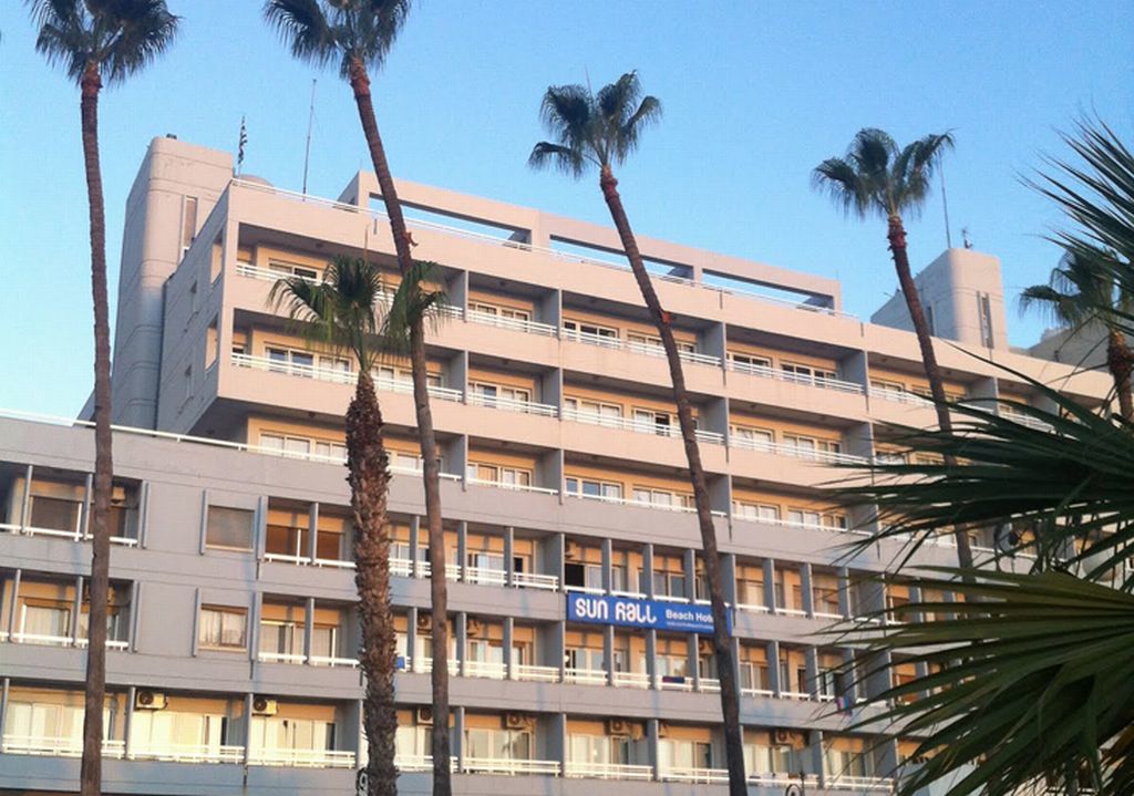 Sun Hall Beach Hotel Apartments Larnaca Esterno foto