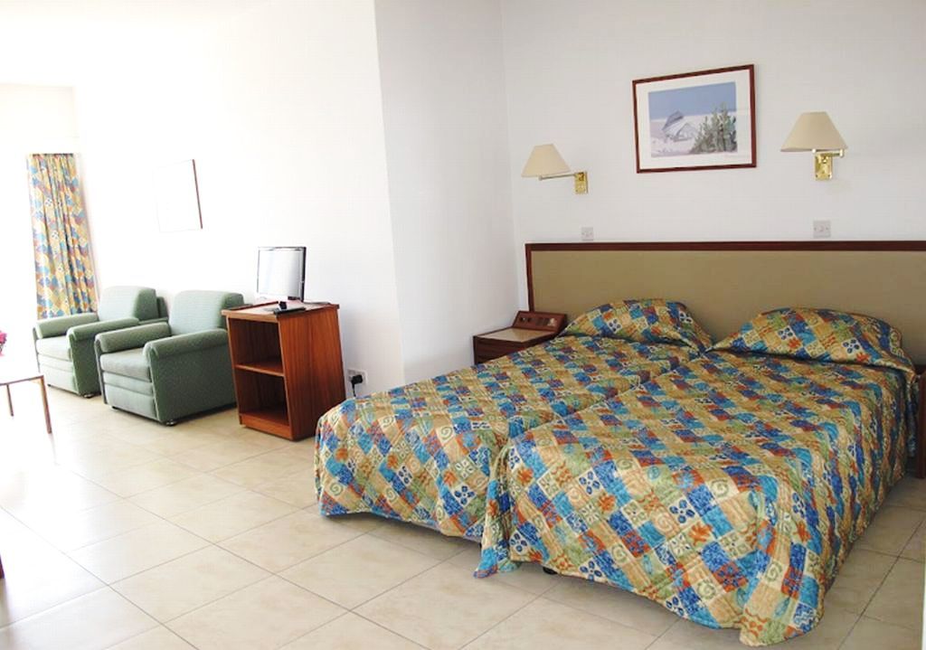 Sun Hall Beach Hotel Apartments Larnaca Esterno foto