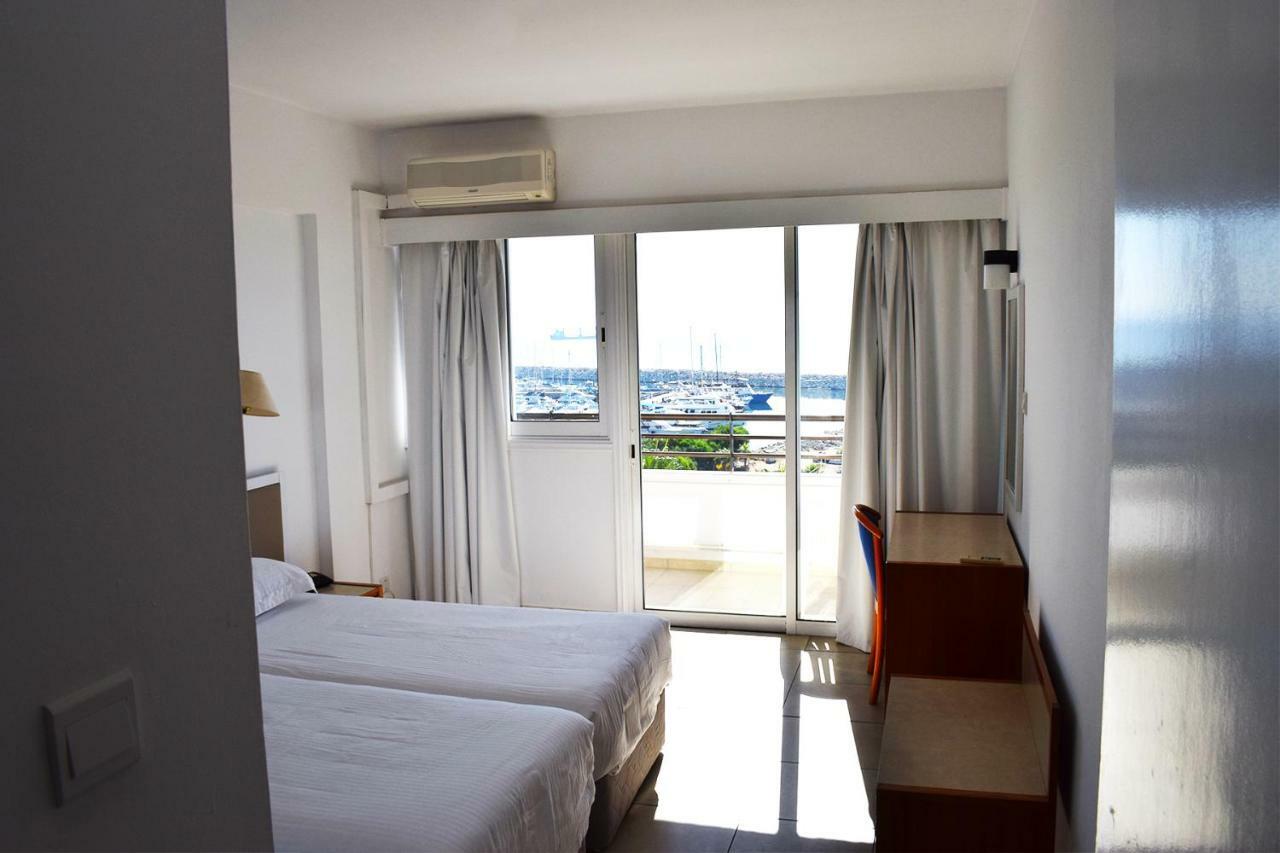 Sun Hall Beach Hotel Apartments Larnaca Esterno foto